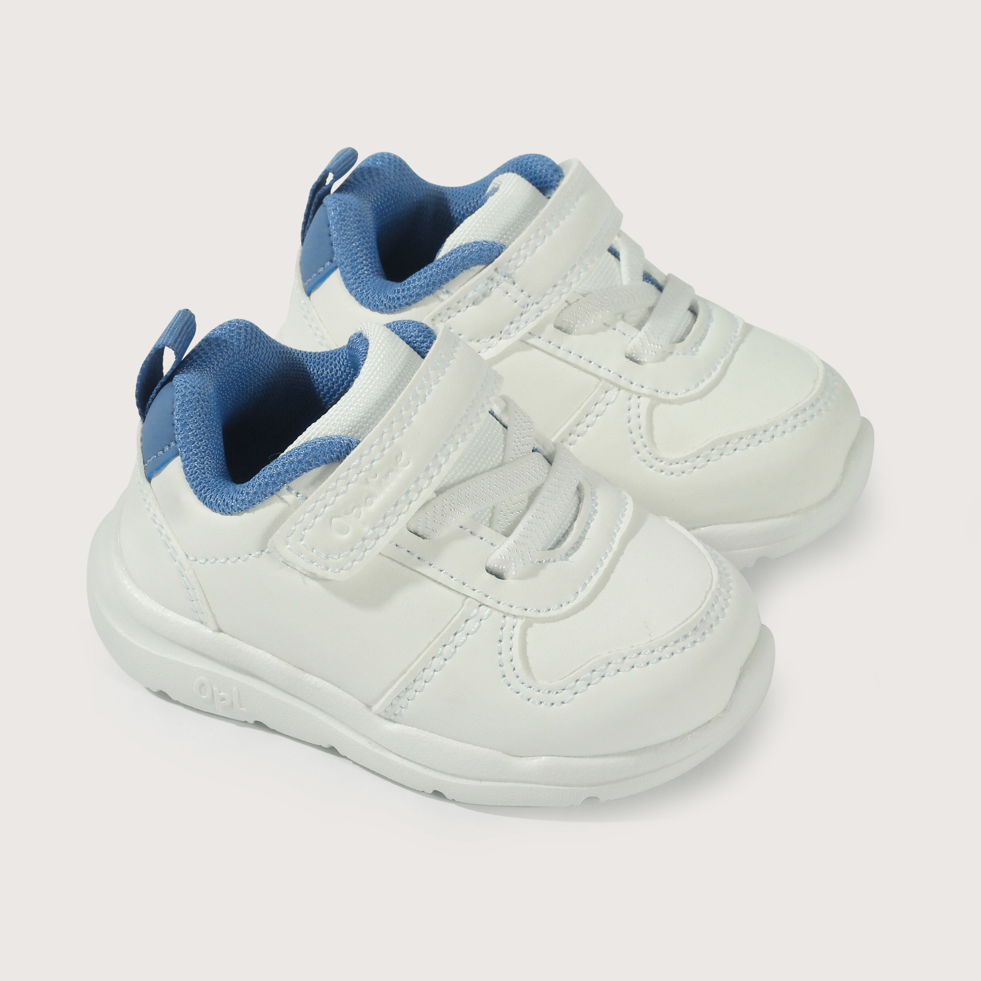Zapatilla deportiva blanca con velcro para niño