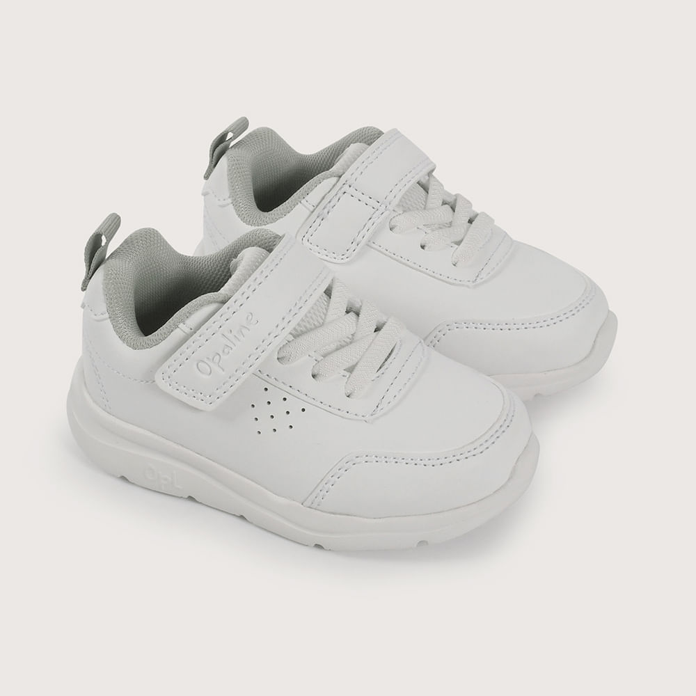 Zapatilla deportiva blanca de niño